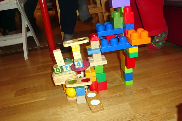 Αφηρημένη δομή κατασκευασμένη από πλαστικά και ξύλινα παιχνίδια — Φωτογραφία Αρχείου