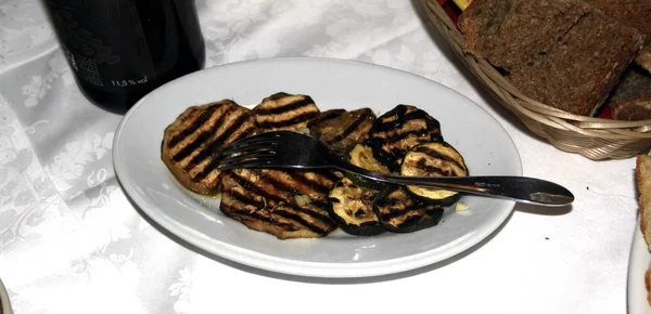 Un plato de calabacín a la parrilla acaba de servir — Foto de Stock