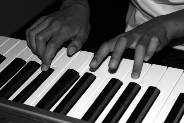 Dwie ręce grające muzykę na klawiaturze — Zdjęcie stockowe