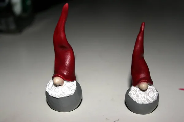 Duas pequenas estátuas de dois elfos vestidos de vermelho — Fotografia de Stock