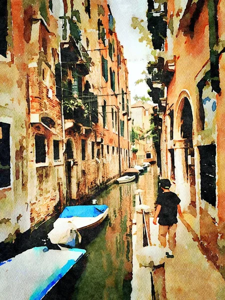 Um vislumbre dos pequenos canais com barcos entre os edifícios históricos no centro de Veneza — Fotografia de Stock