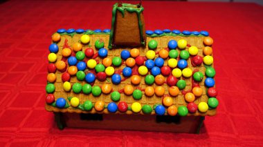 Çikolata kaplı ev yapımı zencefilli kurabiye evi.