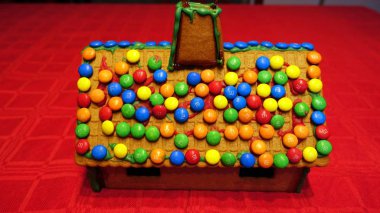 Çikolata kaplı ev yapımı zencefilli kurabiye evi.