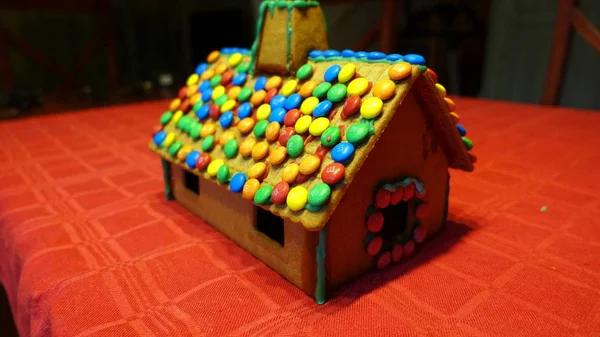 Uma casa de gengibre caseira com o telhado coberto com chocolates — Fotografia de Stock