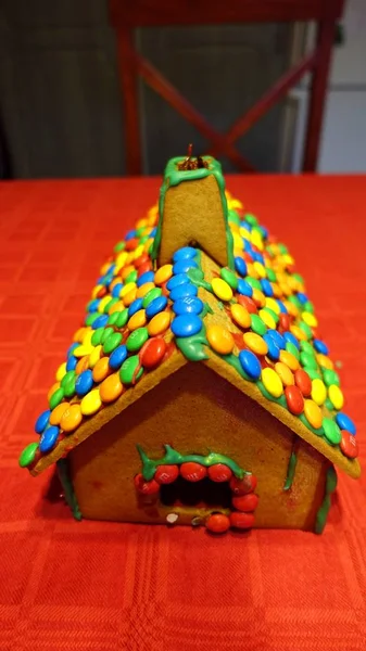 Domácí perníková chaloupka se střechou pokrytou čokoládou — Stock fotografie