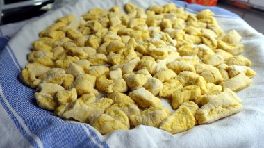 Yeni yapılmış el yapımı patates gnocchi.