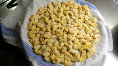 Yeni yapılmış el yapımı patates gnocchi.