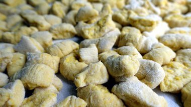 Yeni yapılmış el yapımı patates gnocchi.