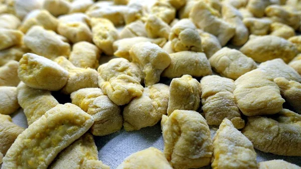 Yeni yapılmış el yapımı patates gnocchi.