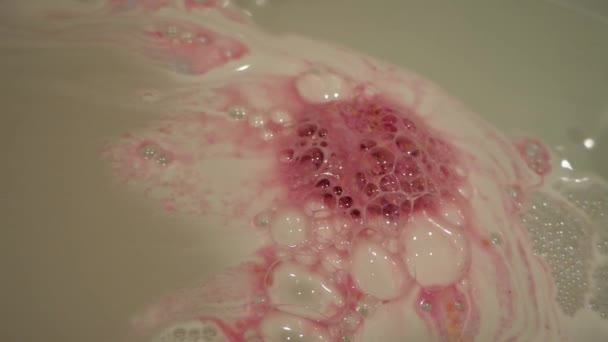 Roze Witte Schuimbewegingen Het Water — Stockvideo