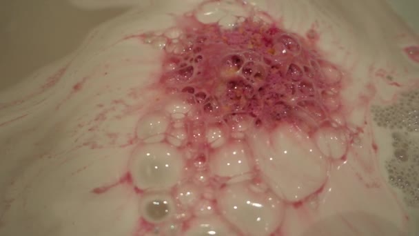 Roze Witte Schuimbewegingen Het Water — Stockvideo