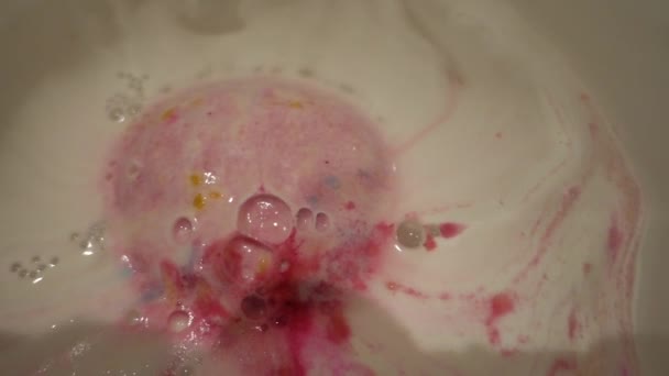 水の中のピンクと白の泡の動き — ストック動画