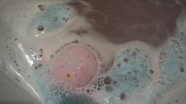 Suda pembe, mavi ve beyaz köpük hareketleri