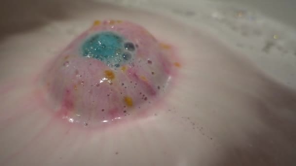 Roze Blauwe Witte Schuimbewegingen Het Water — Stockvideo