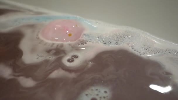 Roze Blauwe Witte Schuimbewegingen Het Water — Stockvideo