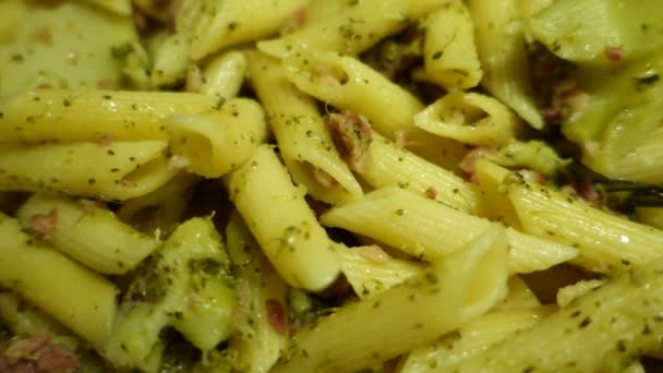 Penne vattna i en gryta med färsk korv och broccoli — Stockvideo