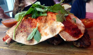 Acılı soslu kuzu eti ve ızgara domatesle doldurulmuş Focaccia.