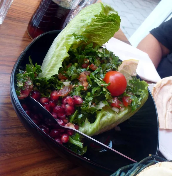 Tomat-, ruccola- och granatäppelsallad — Stockfoto