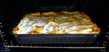 Lazanya pişmiş ve hala fırında.