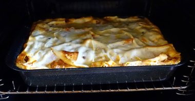 Lazanya pişmiş ve hala fırında.