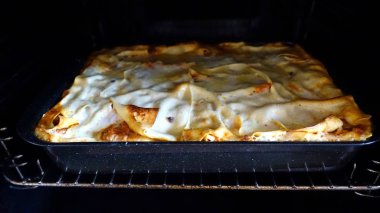 Lazanya pişmiş ve hala fırında.