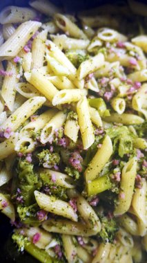 Penne, güveci taze sosis ve brokoli ile doldur.