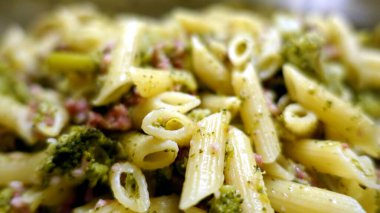 Penne, güveci taze sosis ve brokoli ile doldur.