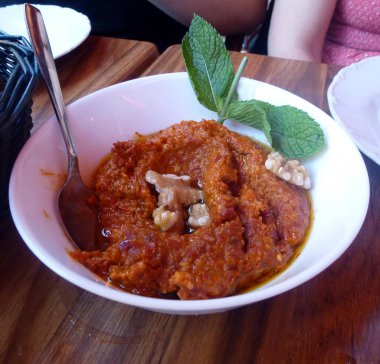 Cevizli ve naneli Pepperoni püresi.