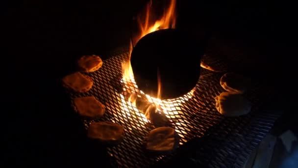 Bread and cheese with coffee around the fire in the forest — Stockvideo