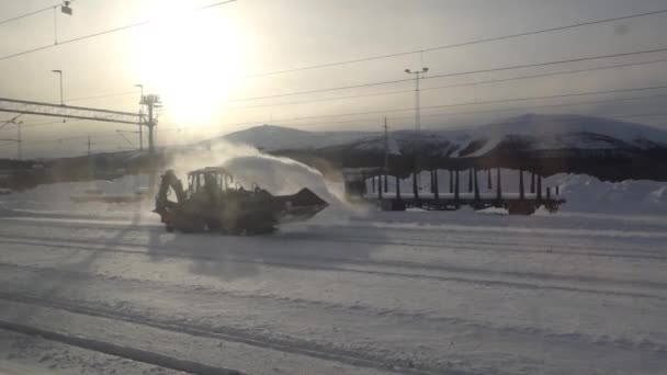 Un soplador de nieve limpia las huellas de la estación — Vídeos de Stock