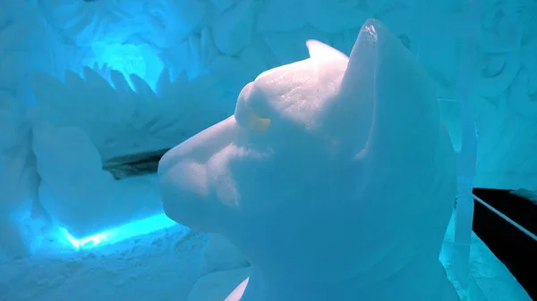 2020年2月27日スウェーデンのユッカジャルヴィ氷のホテルの彫刻の一つ — ストック写真