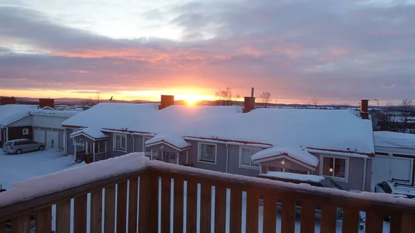 Soluppgång Liten Snöig Stad Norra Sverige Solen Går Upp Över — Stockfoto