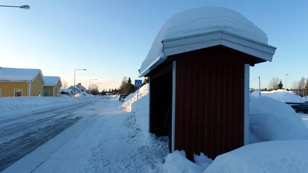 Bussipysäkki Pienessä Lumisessa Kaupungissa Pohjois Ruotsissa Illalla — kuvapankkivalokuva