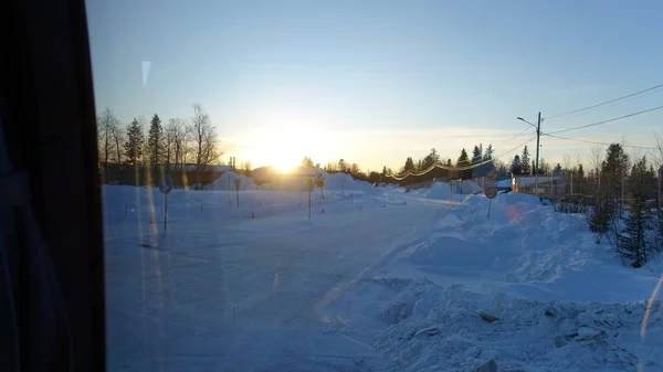 Den Snöiga Vägen Norra Sverige Sett Solnedgången Från Bussen — Stockfoto