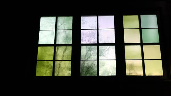 Ventana Colores Con Vistas Parque Desde Una Casa Una Pequeña —  Fotos de Stock