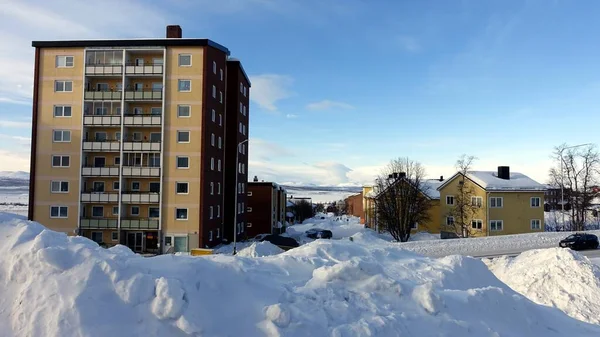 雪に覆われたスウェーデン北部の小さな町の建物を垣間見る — ストック写真
