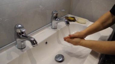 Ellerini sabunla yıkamak ve dezenfekte etmek önemli bir şeydir..