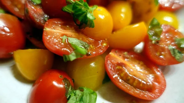 Prato Salada Tomate Cereja Com Azeite Extra Virgem Sal Manjericão — Fotografia de Stock