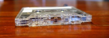 Bir ses kaseti, yıllar öncesinden kalma ve hala çok iyi çalışan eski bir nesne.