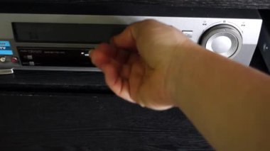 Bir video kaset, bir video kaydedicide hala çok iyi çalışan eski bir nesne.