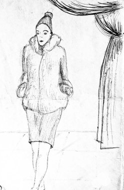 Siyah ve beyaz, tiyatroda poz veren kürklü genç bir kadını resmediyor.