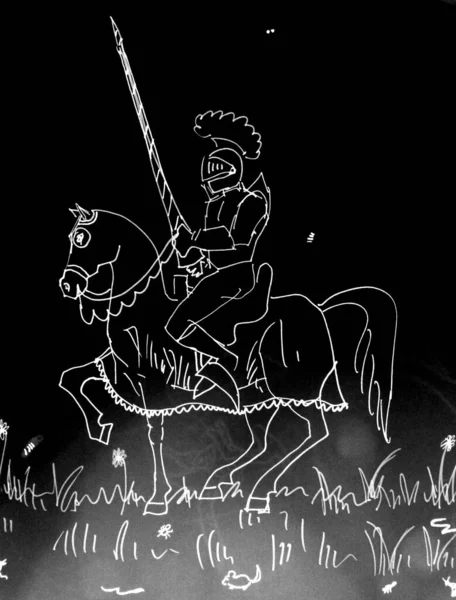 馬に鎧と槍を着た中世の騎士を表す黒の背景に白い絵 — ストック写真