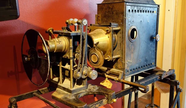Een oude afgedankte bioscoopprojector — Stockfoto