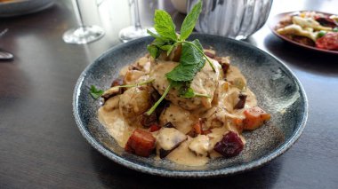 Yaban domuzu yahnisi, pastırma, patates ve nane.