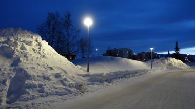 İsveç 'te Kiruna' nın merkezindeki karlı yollardan biri.