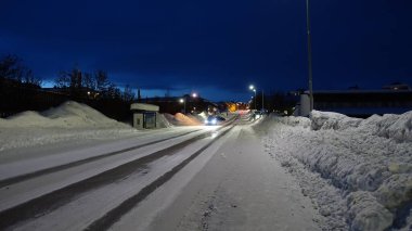 İsveç 'te Kiruna' nın merkezindeki karlı yollardan biri.