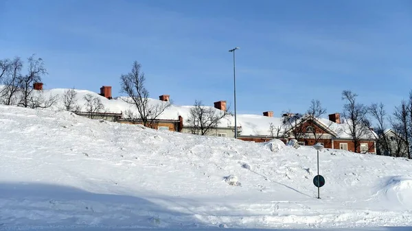 スウェーデンのキルナ2020年2月23日 冬の間 中央の雪に覆われた通りの一つに沿って歴史的な建物 — ストック写真