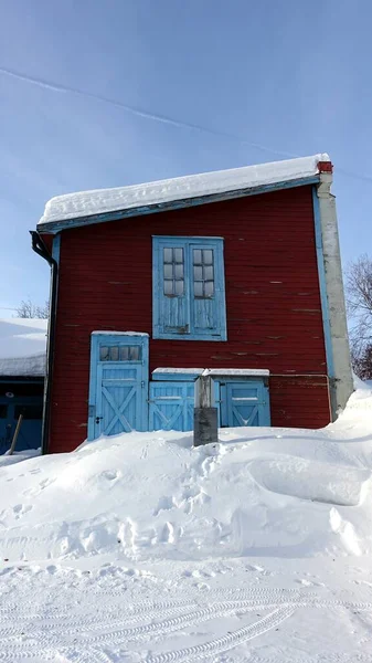 冬の間 スウェーデン北部のキルナの雪の中心地にある歴史的な建物 — ストック写真