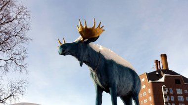 Kiruna, İsveç, 23 Şubat 2020. Art, İsveç 'in kuzeyindeki Kiruna' nın karlı merkezindeki meydanlardan birinde bulunan bir geyik heykeli.