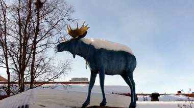 Kiruna, İsveç, 23 Şubat 2020. Art, İsveç 'in kuzeyindeki Kiruna' nın karlı merkezindeki meydanlardan birinde bulunan bir geyik heykeli.